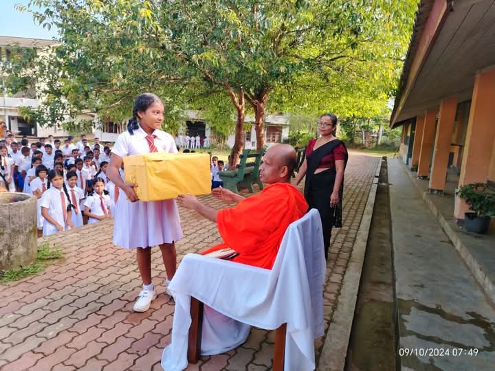 පන්ති කාමර පිරිසිදු කිරීමේ උපකරණ ලබාදුන් අවස්ථාව